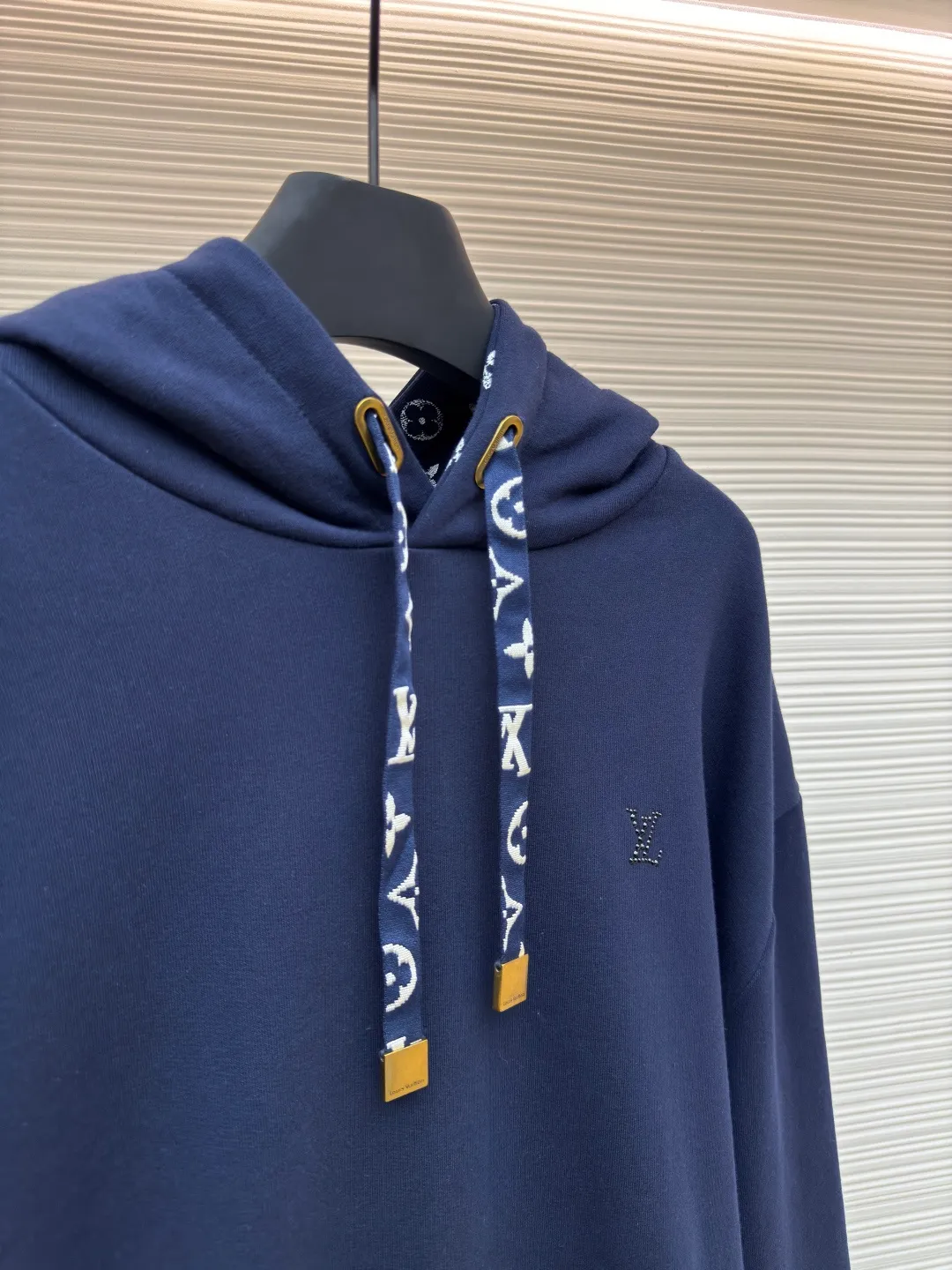 LOUIS VUITTON small logo logo hooded sweatshirt ●Authentic product: Purchased and developed for 12300 ●Item number: 1680308-A65 ●Fabric: pure cotton fabric ●Technology: jacquard production ●Version: fitted version ●Weight: about 870 grams ●Size: S-M-L-XL ●Description: Using pure cotton yarn for weaving, special weaving and finishing techniques are used. In addition, the production process of scale base fabric is relatively complicated and requires multiple processes to complete. The printing process combines the bright colors of glue printing with the characteristics of high-density elastic materials, allowing the printed pattern to better adapt to the expansion and contraction of the fabric. The hot brick process refers to the technology of fixing hot diamonds on clothing fabrics through high-temperature ironing, adding a unique visual effect. Accurately mark the location of the ironing tile pattern to ensure precision when ironing. Same style for men and women!